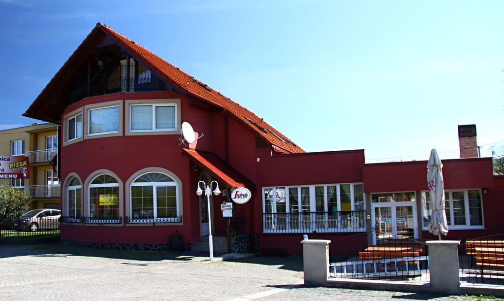 Penzion Rudolf Prievidza Exteriör bild
